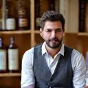 Ritratto di Luca Galli, proprietario di un piccolo negozio di specialità gastronomiche